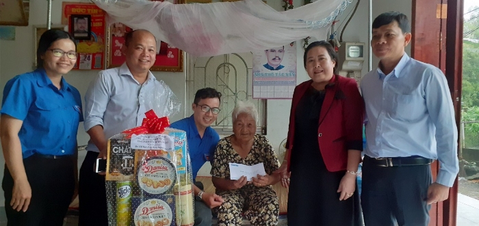 Tuổi trẻ Báo Cần Thơ thăm và tặng quà Mẹ Việt Nam Anh hùng