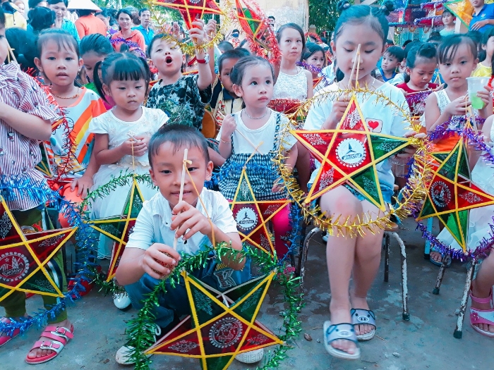 "Đêm hội trăng rằm " của Tuổi trẻ Trường Trung cấp Đại Việt - mang yêu thương từ điều bình dị
