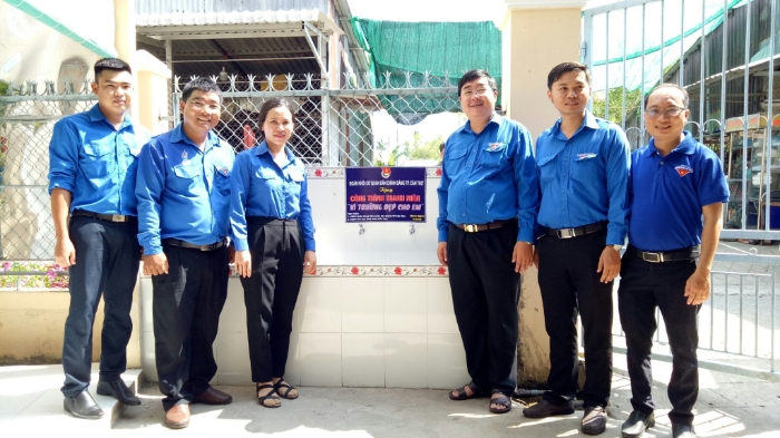 Tuổi trẻ Khối cơ quan Dân Chính Đảng thành phố Cần Thơ khánh thành công trình thanh niên Trường đẹp cho em tại Phong Điền