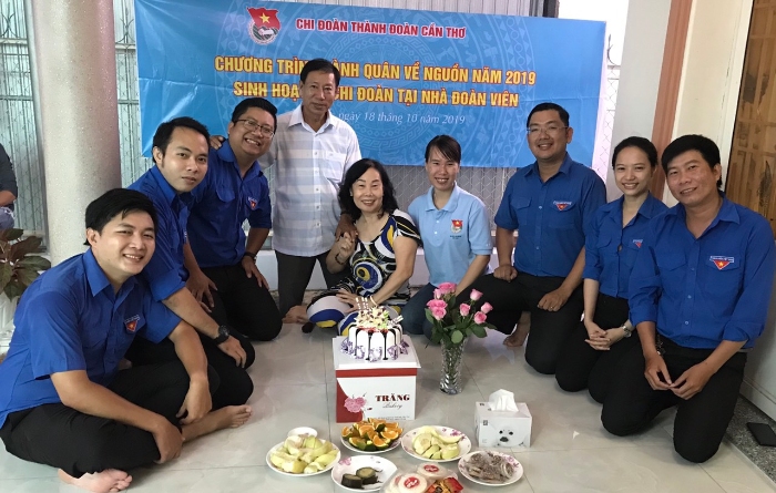 Đoàn viên Chi đoàn chụp ảnh lưu niệm với gia đình Đỗ Thị Ngọc Duy