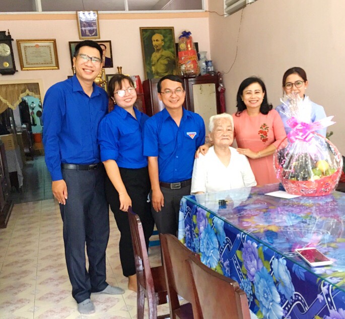 Chi đoàn Văn phòng UBND TP Cần Thơ đến thăm Mẹ Việt Nam anh hùng Phan Thị Hai