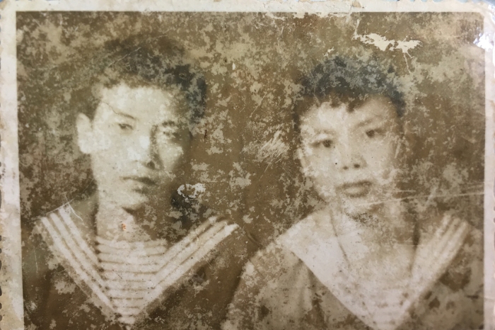 Anh Ngô Văn Quyền (bên phải) chụp cùng bạn thân Nguyễn Đắc Lưu khi còn huấn luyện ở Quảng Ninh - Ảnh: My Lăng chụp lại