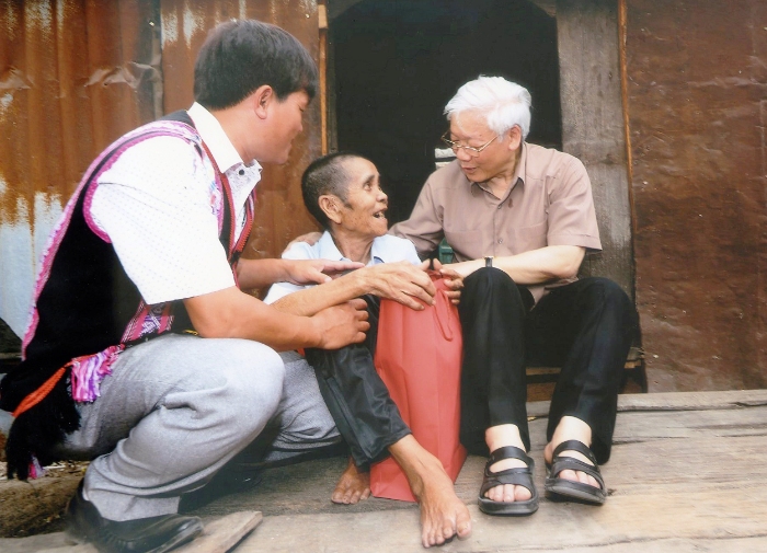 Tổng Bí thư Nguyễn Phú Trọng thăm và tặng quà gia đình thương binh tỉnh Gia Lai (năm 2017) _Nguồn: bualiemvang.org.vn