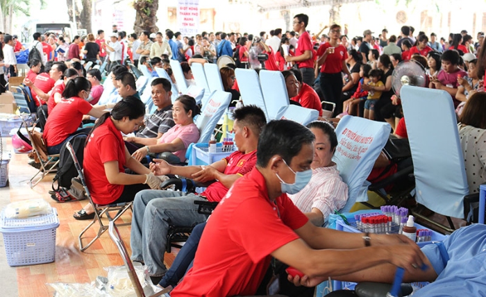 Đông đảo người dân tham gia hiến máu nhân đạo