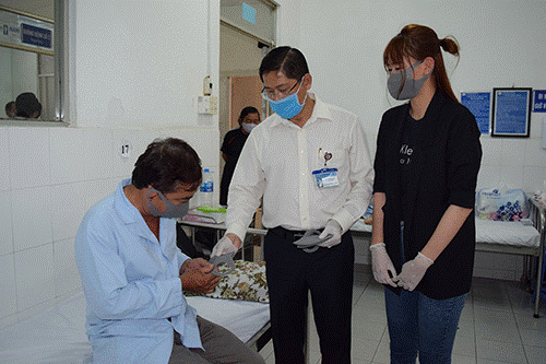 BS.CKII Trần Quốc Luận, Giám đốc Bệnh viện Tim mạch tặng khẩu trang cho người bệnh nội trú và hướng dẫn cách dự phòng COVID-19.