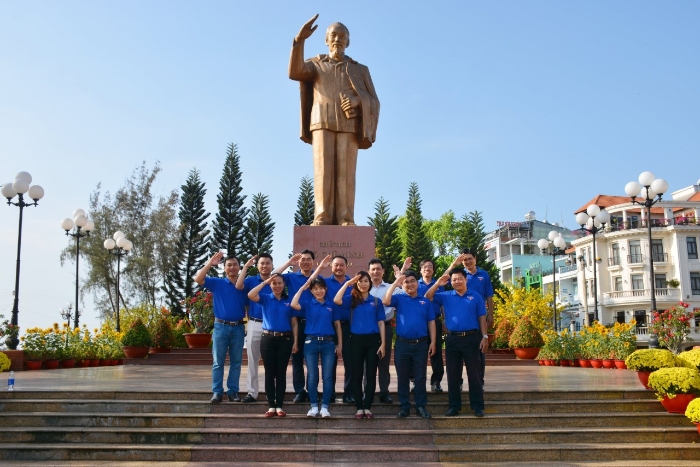 Tuổi trẻ Viện Kinh tế - Xã hội tổ chức viếng tượng đài Bác Hồ tại Bến Ninh Kiều